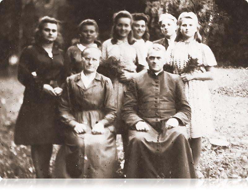 Siostra Małgorzata w pierwszym rzędzie pierwsza od lewej strony