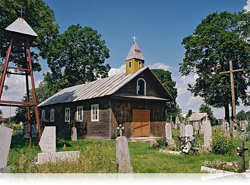 Drewniana kaplica na cmentarzu