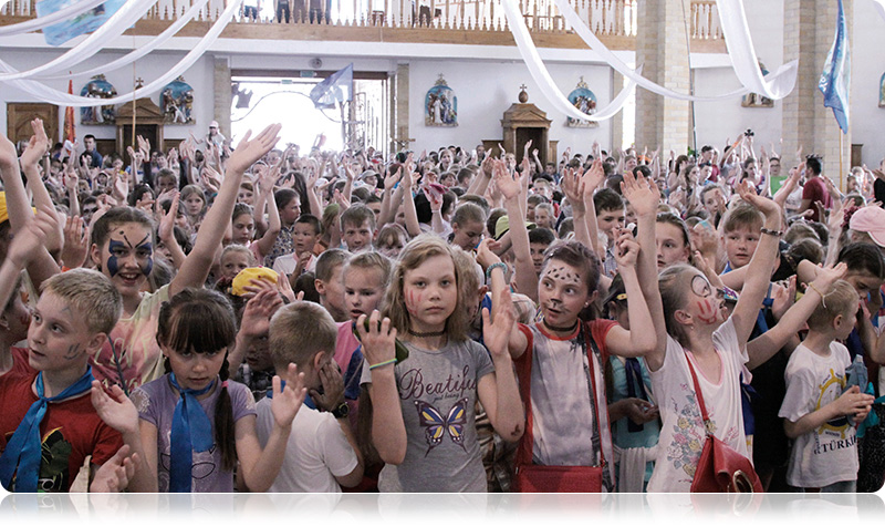 Uczestniki Diecezjalnego Dnia Dziecka wychwalają Pana podczas Mszy św.