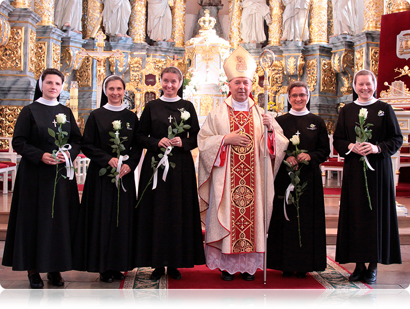 Siostry jubilatki wraz z ks. biskupem Aleksandrem Kaszkiewiczem