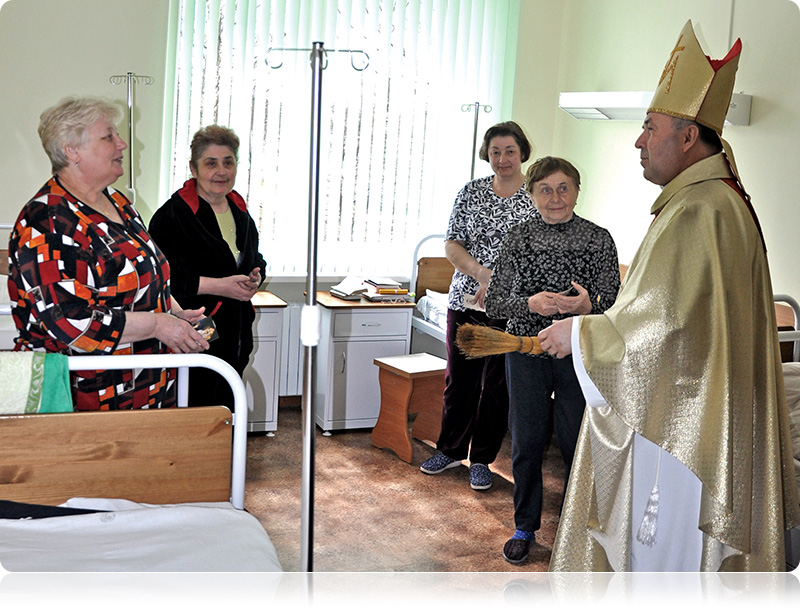 Ks. biskup Aleksander Kaszkiewicz odwiedza chorych w Grodzieńskim Obwodowym Szpitalu Klinicznym