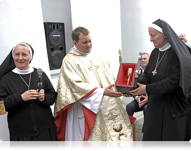 Z okazji uroczystości siostry zmartwychwstanki ofiarują proboszczowi parafii kielich