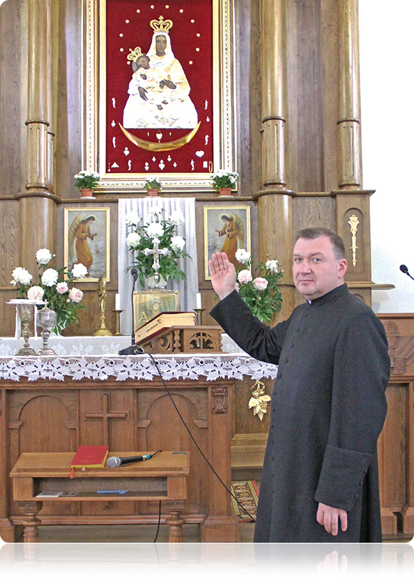 Ks. Paweł Szańczuk wskazuje na cudowny obraz Matki Bożej Pocieszenia w świątyni parafialnej. Właśnie w tym czasie ołtarz środkowy jest restaurowany