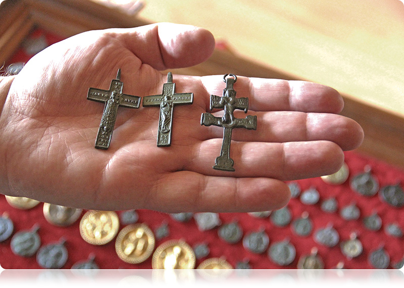 Krzyże z wizerunkami Matki Bożej (po prawej – krzyż „karawak”)