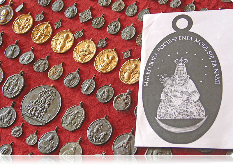 Калекцыя святара разам з эскізам “гожскага” медальёна