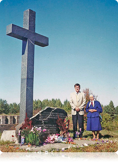 Anna Biernacka, ocalona przez swoją teściową, w miejscu pamięci męczenników II wojny światowej 