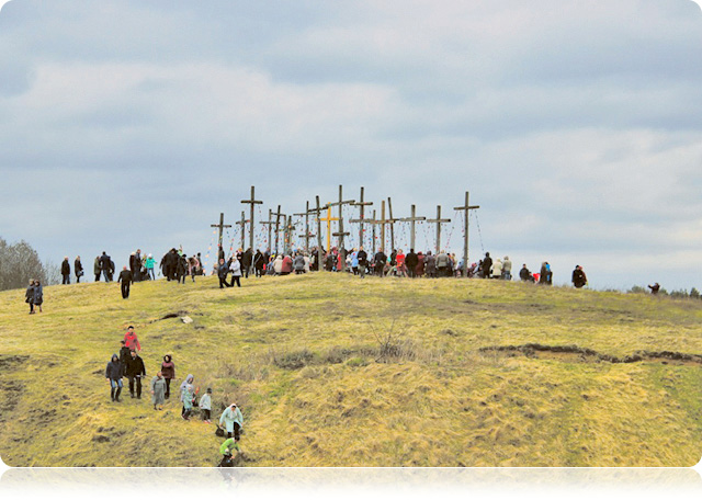 Góra Święta w Oszmianie, gdzie miejscowi wierni co roku stawiają nowy krzyż