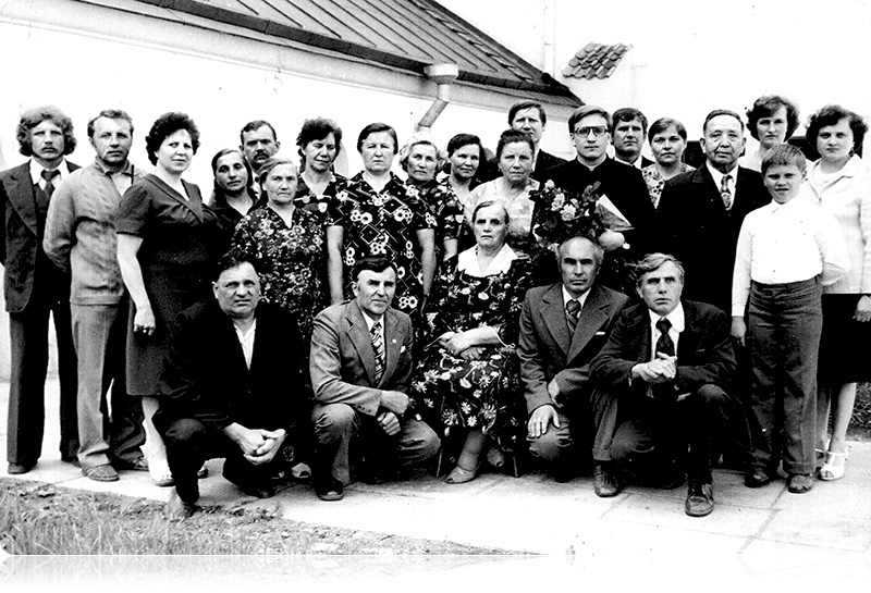 W dniu święceń kapłańskich ks. Tadeusza Kondrusiewicza (Antoni Piasecki w pierwszym rzędzie,  drugi od lewej)
