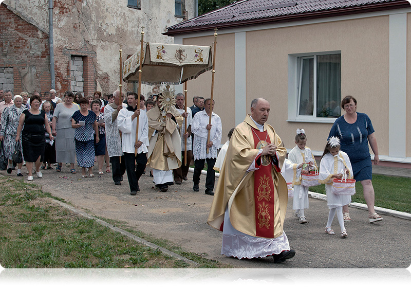 Ważnym momentem uroczystości była procesja eucharystyczna 
dookoła kościoła