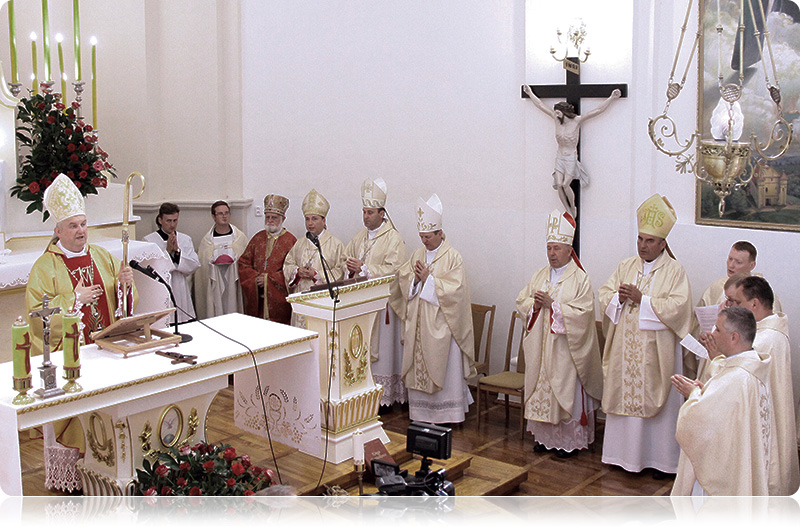 Nuncjusz apostolski na Białorusi abp Gabor Pinter przewodniczy 
Mszy św. na zakończenie uroczystości