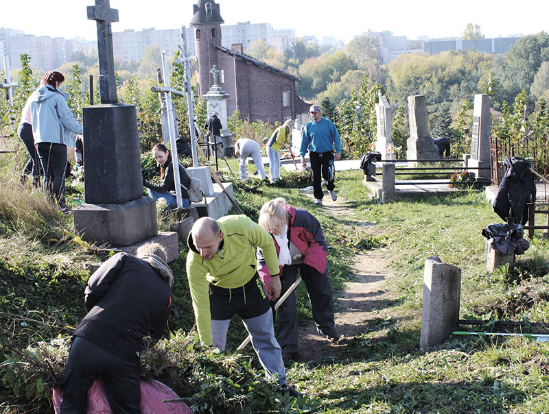 Uczniowie liceum wraz z pracownikami PMS i rodzicami pomagają w sprzątaniu cmentarza  