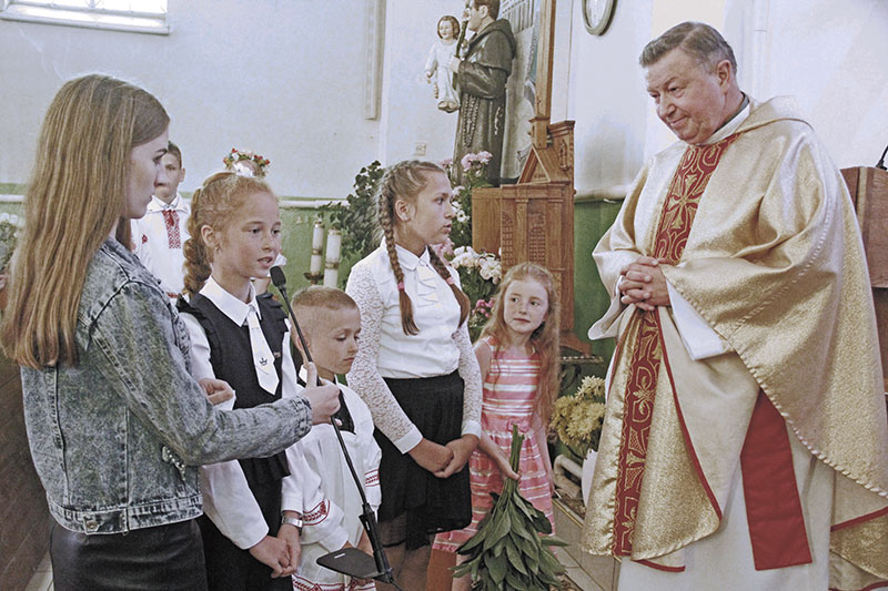 Młodzi wierni parafii składają 
ks. Witoldowi życzenia jubileuszowe 