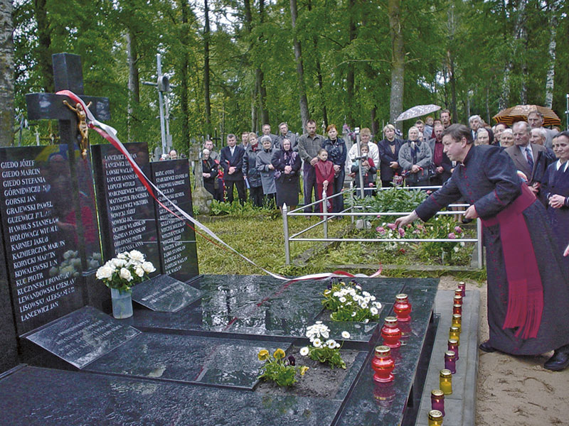 Ks. Witold Łozowicki przy pomniku 
pomordowanym 15 czerwca 1944 roku mieszkańcom Sopoćkiń