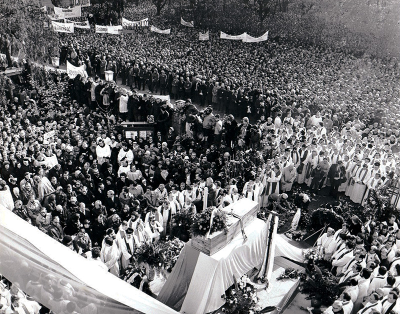 Procesja pogrzebowa w listopadzie 1984 roku
