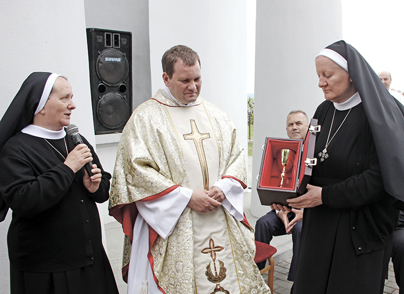 С. Ганна Алена Скалік (справа) ад імя кангрэгацыі перадае дар для парафіі Заневічы