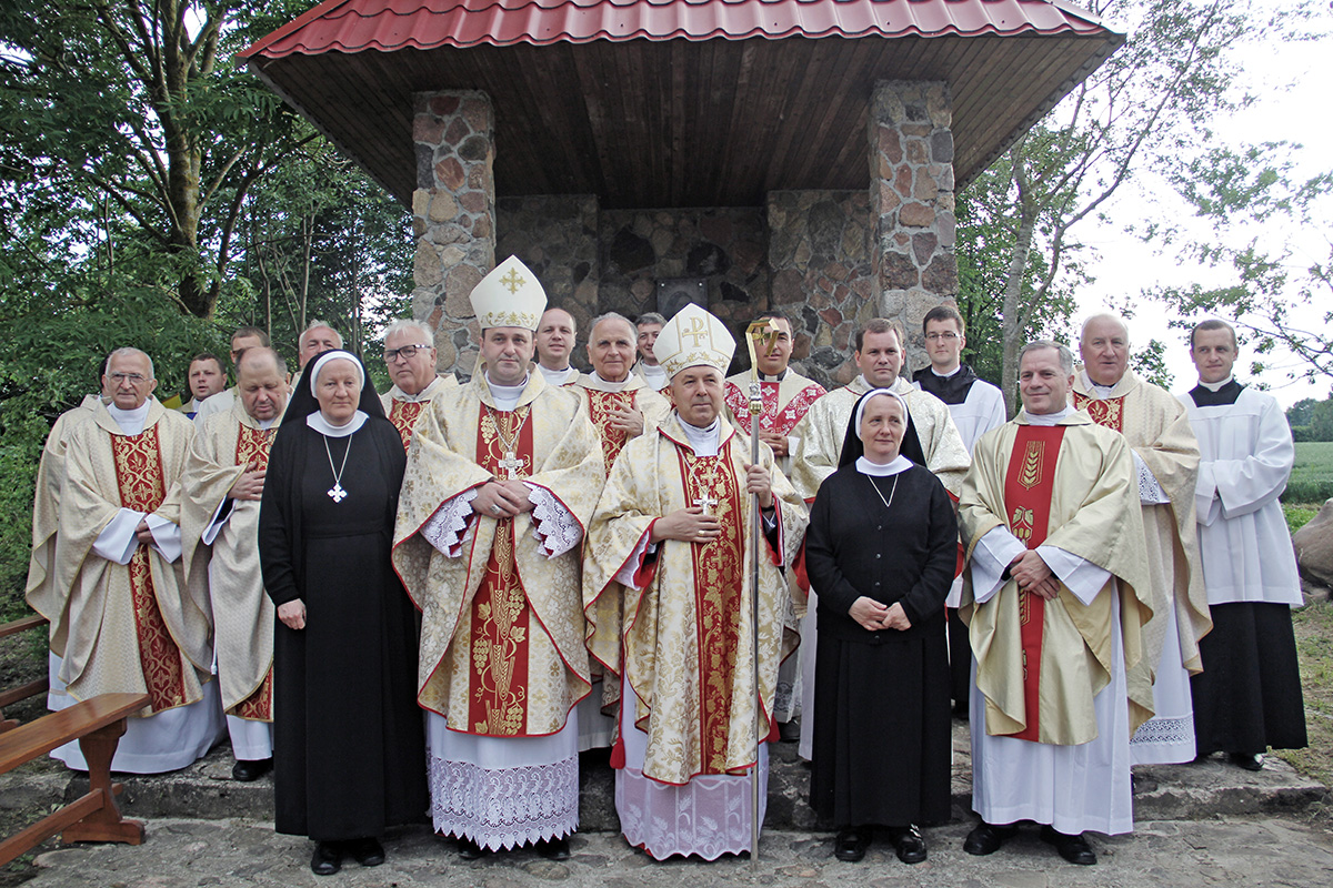 Goście uroczystości z okazji 100-lecia parafii w Zaniewiczach 
przy kaplicy w miejscu byłego majątku Borzęckich w Obremszczyźnie