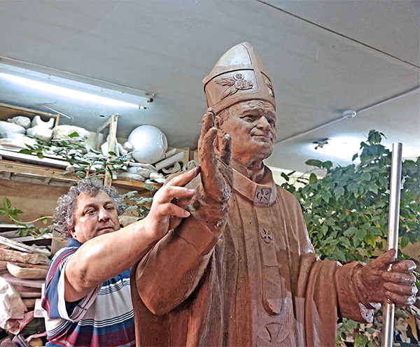Podczas pracy nad figurą Jana Pawła II