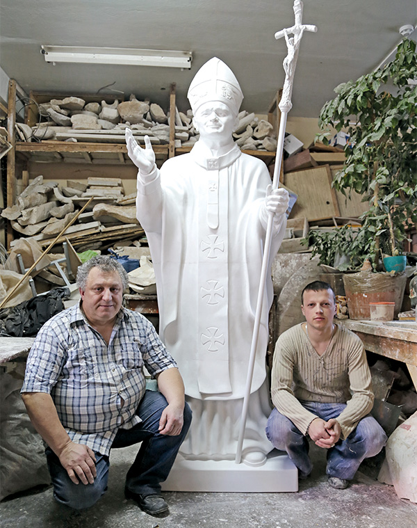Wasyl Martyńczuk wraz z synem Arseniuszem przy rzeźbie Papieża – szczęśliwi, 
że podjęli się wyzwania i je zrealizowali