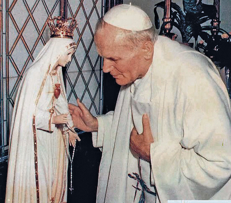Jan Paweł II ofiarował kulę 
dla figury MB Fatimskiej