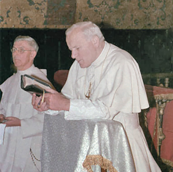 Papież modli się w kaplicy Matki Bożej Częstochowskiej, 1983 r. 