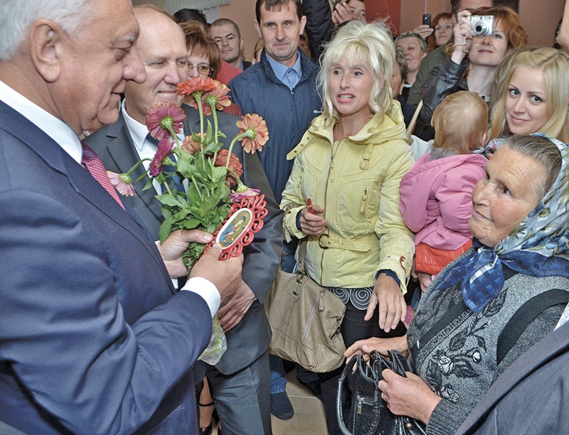 Parafianka Władysława Paszenko podczas spotkania 
z byłym premierem Białorusi Michaiłem Miasnikowiczem
Zdjęcie: TUT.BY