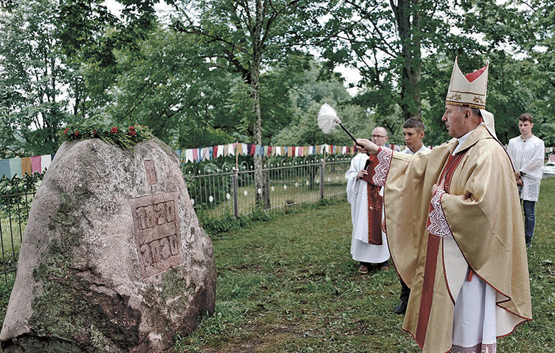 Ks. bp Aleksander Kaszkiewicz poświęca odznakę pamiątkową z okazji 200-lecia poświęcenia kościoła pw. św. Judy Tadeusza Apostoła