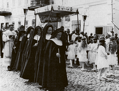 Siostry nazaretanki przybyły do Nowogródka 4 września 
1929 r. na zaproszenie ówczesnego ks. bpa Zygmunta 
Łozińskiego, by zająć się wychowaniem oraz nauczaniem dzieci i młodzieży, a także miały objąć opiekę nad Białą Farą