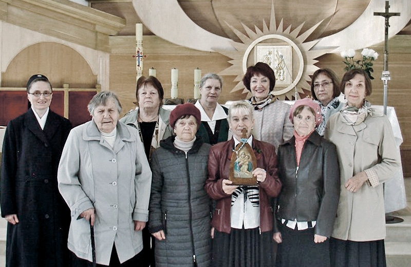 Grupa czcicieli obrazu w mińskiej parafii Matki Bożej Budsławskiej
