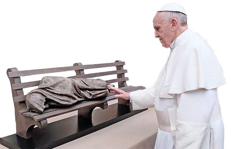 Скульптура “Бяздомны Езус” прадстаўлена папе Францішку падчас аўдыенцыі на плошчы св. Пятра ў Ватыкане ў лістападзе 2013 г.