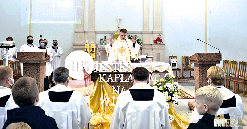 Neoprezbiter udziela prymicyjne
błogosławieństwo kapłanom