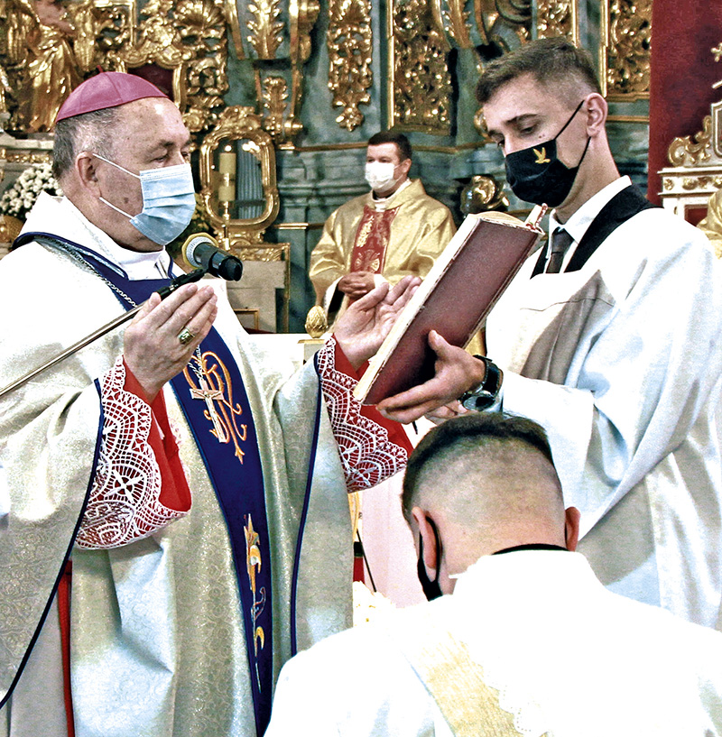 Biskup grodzieński wypowiada modlitwę
święceń, prosząc o dar Ducha Świętego