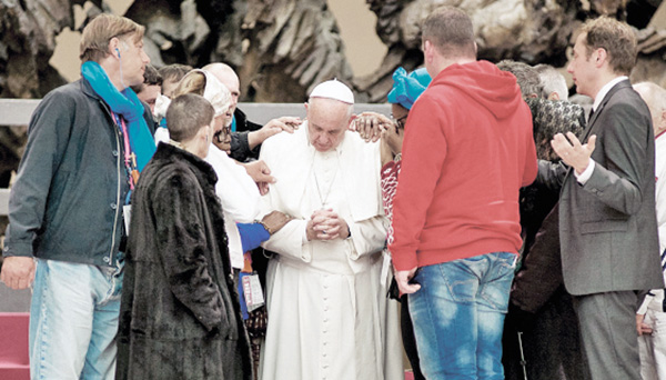 Źródło aleteia.org: Papież Franciszek modli się za ubogich