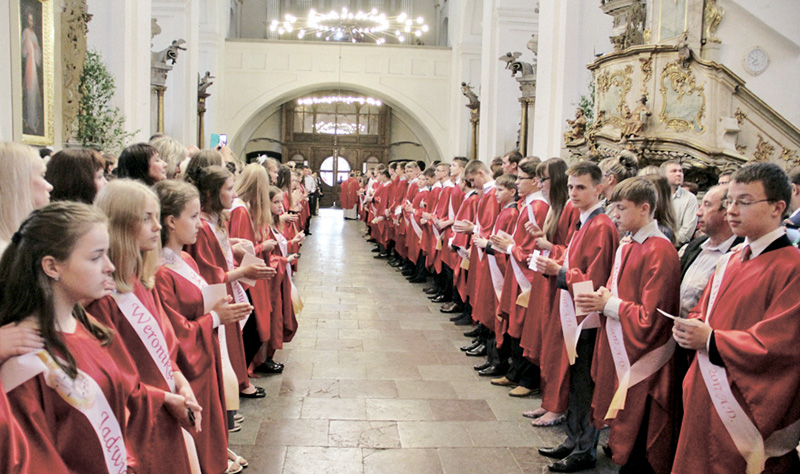 Udzielenie sakramentu dojrzałości chrześcijańskiej młodzieży w katedrze grodzieńskiej