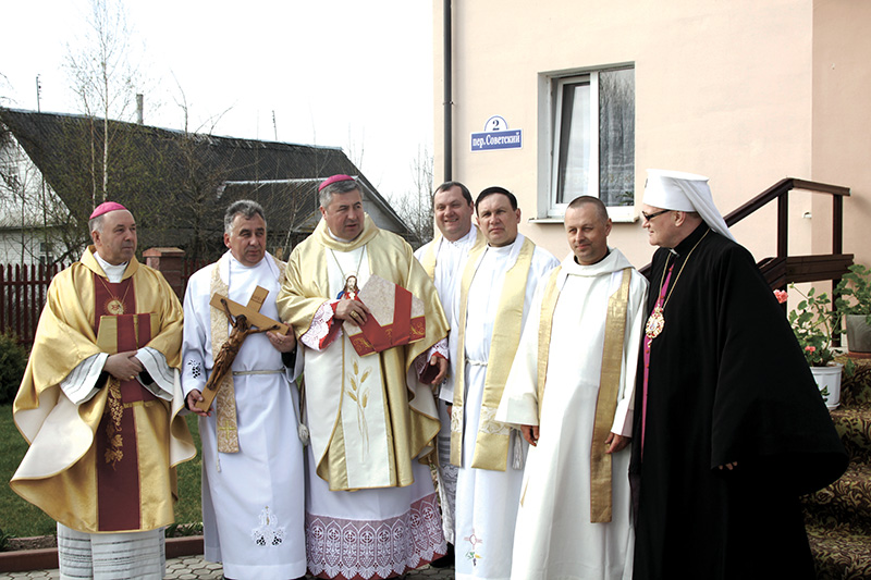 Podczas uroczystości 160-lecia kościoła Wniebowzięcia NMP w Żołudku. Ks. Jan drugi od lewej