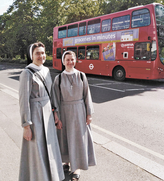 Siostry nazaretanki z Białorusi obok jednej z atrakcji w Anglii