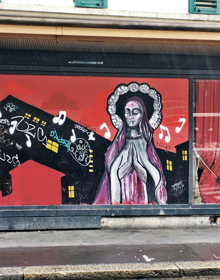 Graffiti z Madonną znajdują się tuż obok miejsca, w którym stoją kobiety handlujące swoim ciałem (w Szwajcarii prostytucja jest legalna). Według słów bohaterki artykułu symbolika ulicznej ilustracji polega na tym, że Najwyższy Bóg w żadnym wypadku nie gardzi nami, grzesznikami