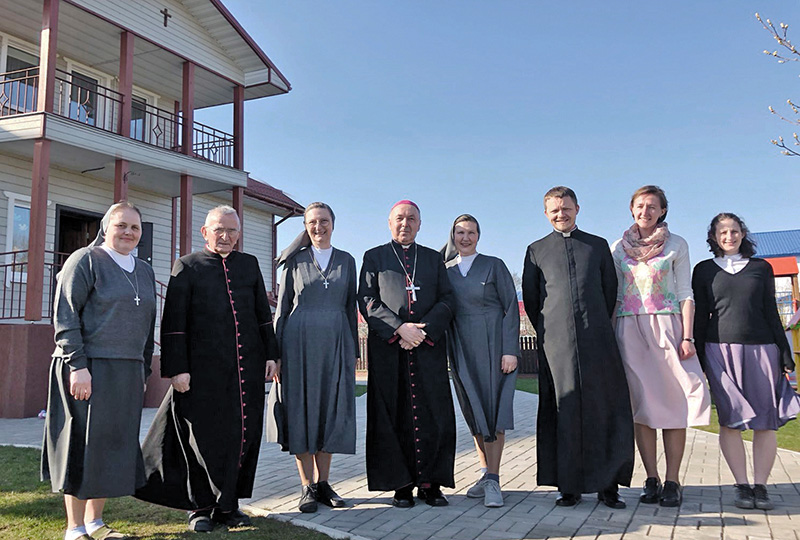 Biskup Aleksander Kaszkiewicz nawiedza wspólnotę sióstr salezjanek w Smorgoniach, kwiecień 2021 r.