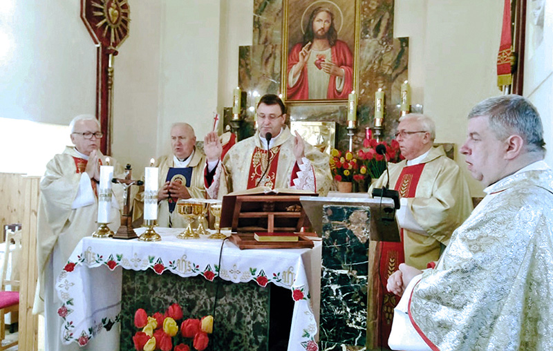Biskup Józef Staniewski w swojej rodzinnej parafii w Zaniewiczach, 2019 r.
