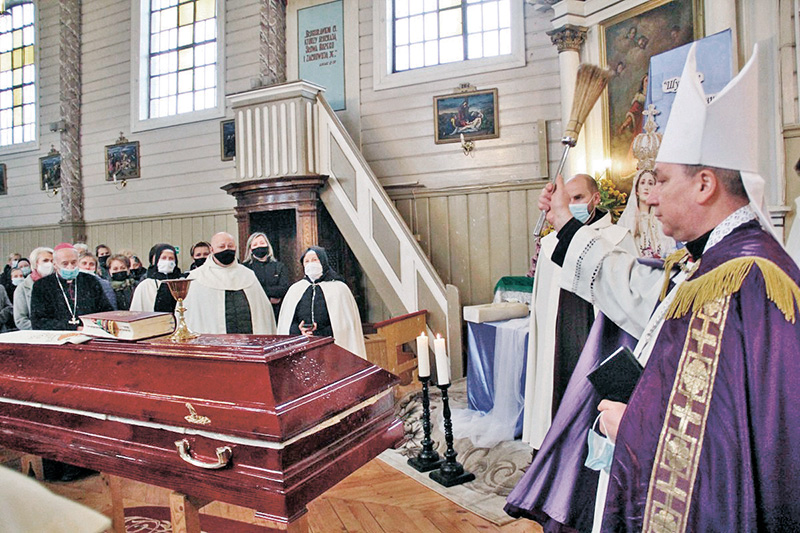 Zmarły kapłan przez ostatnie 21 lat posługiwał w miejscowej parafii i parafii św. Andrzeja Boboli w Gradowszczyźnie.