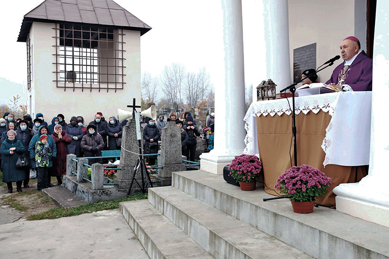 Biskup Kaszkiewicz przewodniczy Mszy św. na cmentarzu franciszkańskim w Grodnie