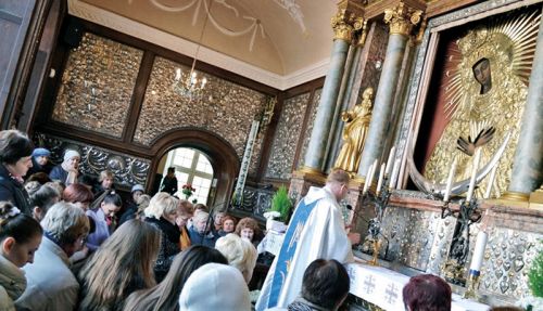 Група вернікаў з Ліды падчас пілігрымкі ў Вільню, 2016 г. Група вернікаў з Ліды падчас пілігрымкі ў Вільню, 2016 г.