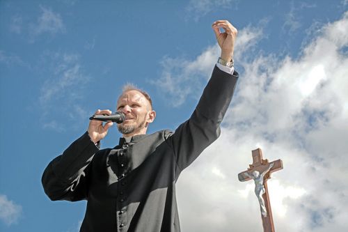 Кс. Віталь Цыбульскі – пробашч парафіі ва Уселюбе, душпастыр у мясцовым ЛПП. Мае 18 гадоў святарства. Галоўны арганізатар “Novafest”. Кс. Віталь Цыбульскі – пробашч парафіі ва Уселюбе, душпастыр у мясцовым ЛПП. Мае 18 гадоў святарства. Галоўны арганізатар “Novafest”.