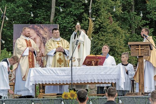 Важным момантам праграмы фэсту сталі сведчанні людзей аб іх навяртанні да Бога Важным момантам праграмы фэсту сталі сведчанні людзей аб іх навяртанні да Бога