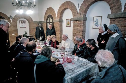 Папа Францішак падчас супольнага паcілку з бяздомнымі ў ватыканскіх пакоях Папа Францішак падчас супольнага паcілку з бяздомнымі ў ватыканскіх пакоях