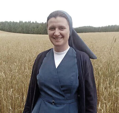 С. Юлія таксама працуе медыцынскай сястрой у 1-ай гарадской клінічнай бальніцы ў Мінску С. Юлія таксама працуе медыцынскай сястрой у 1-ай гарадской клінічнай бальніцы ў Мінску