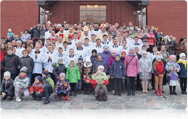 Uczestnicy święta rodzin diecezji grodzieńskiej z ks. bp. Aleksandrem Kaszkiewiczem, organizatorem spotkania