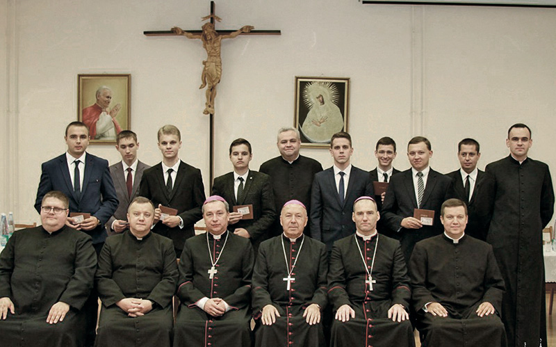 Biskupi, moderatorzy i alumni pierwszego roku seminarium duchownego