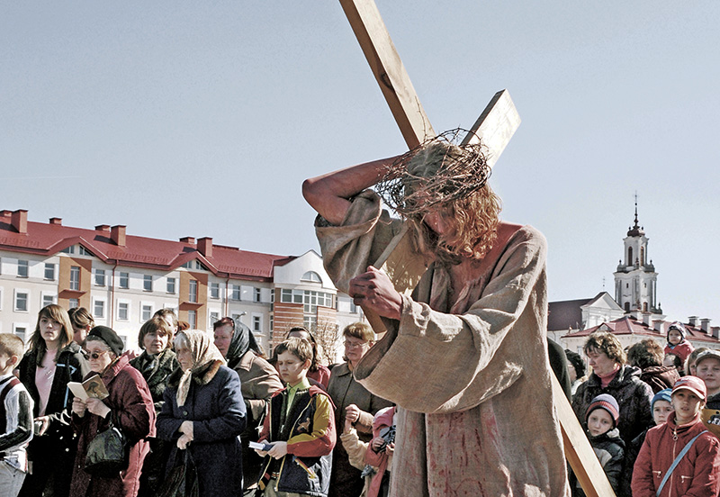 Wierni idą w procesji Drogi Krzyżowej, Grodno 2009 r.