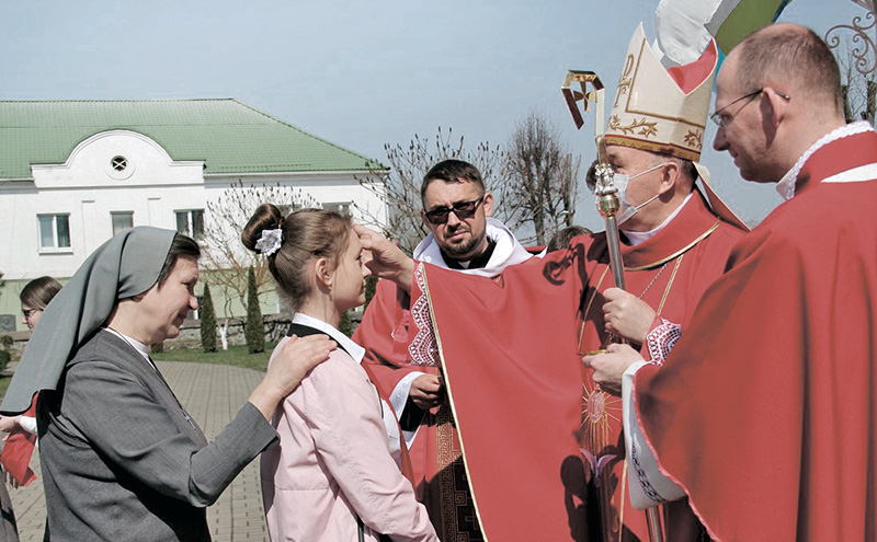 Udzielenie sakramentu bierzmowania wiernym w parafii św. Michała Archanioła. Smorgonie, 2021 r.