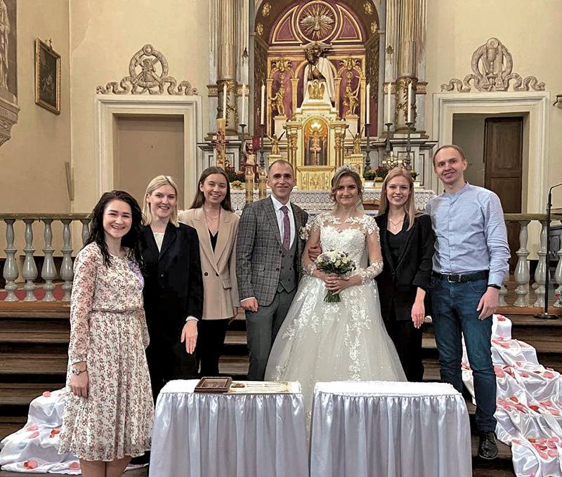 Uczestnicy „Right Song” z młodym małżeństwem w kościele w Rosi